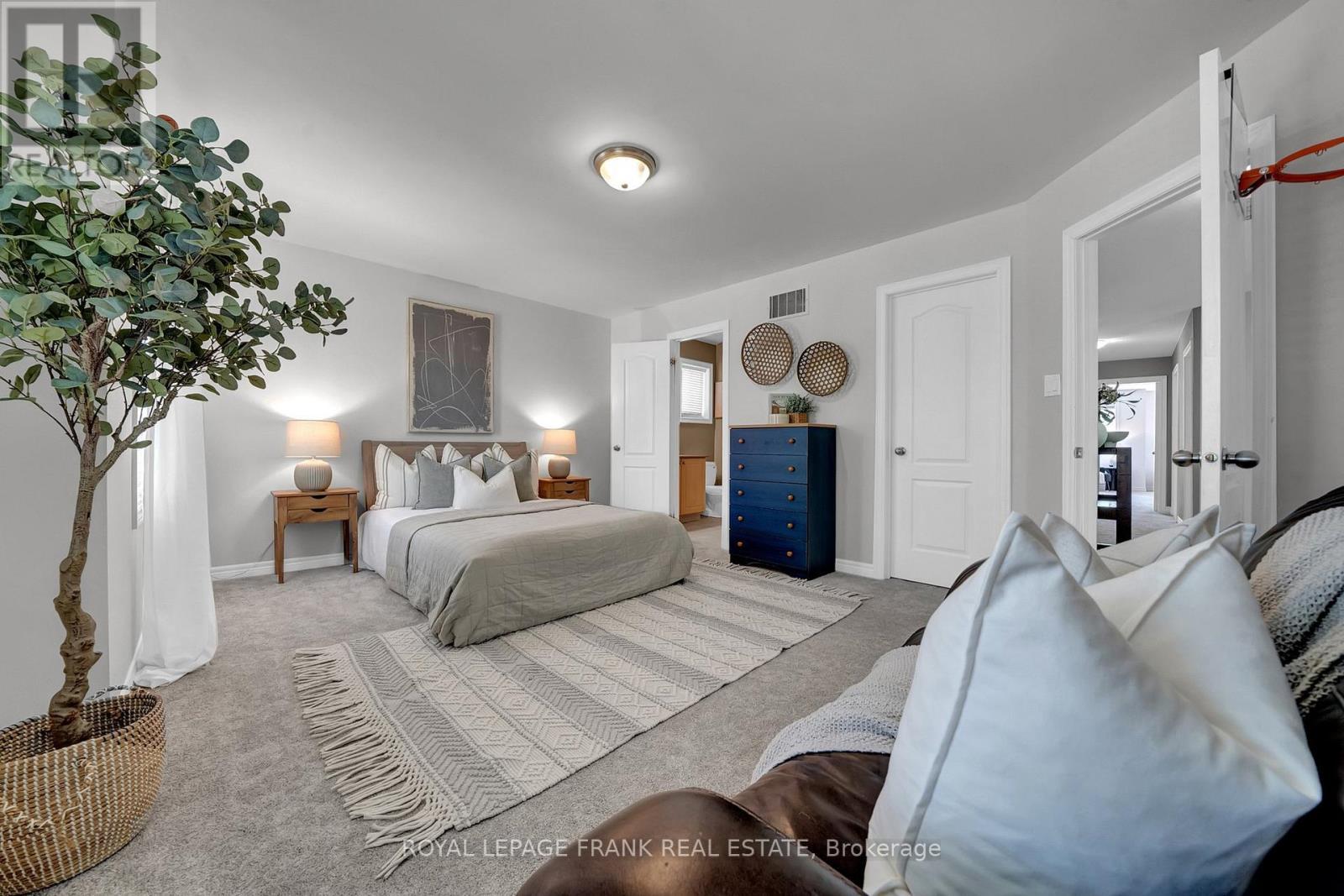 












18 LAMPORT COURT

,
Whitby (Brooklin),




Ontario
L1M0B1

