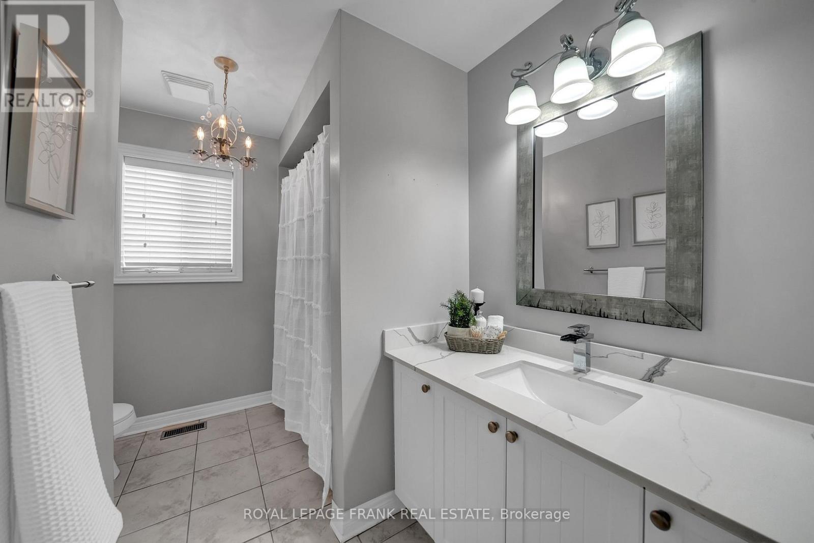 












18 LAMPORT COURT

,
Whitby (Brooklin),




Ontario
L1M0B1

