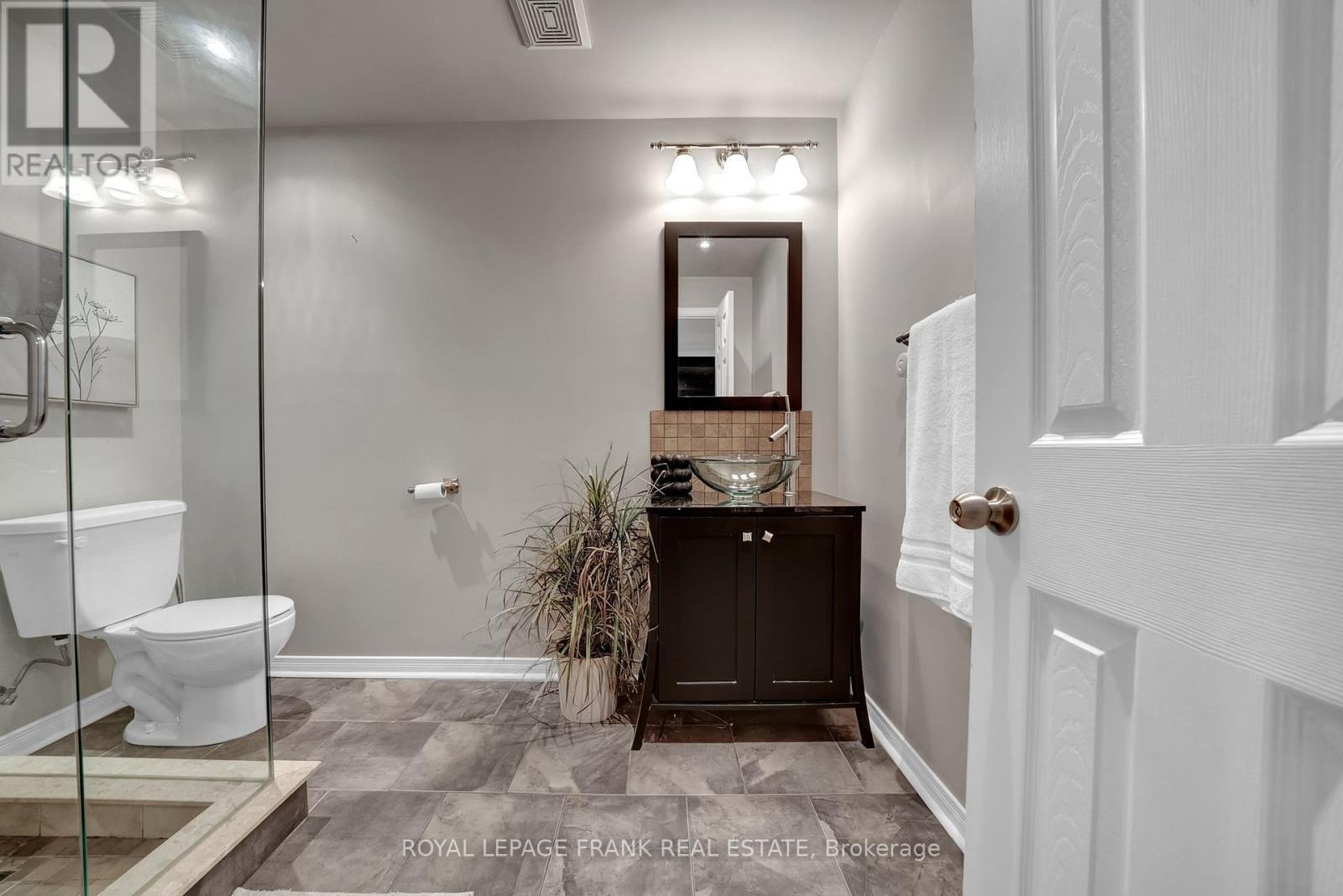 












18 LAMPORT COURT

,
Whitby (Brooklin),




Ontario
L1M0B1


