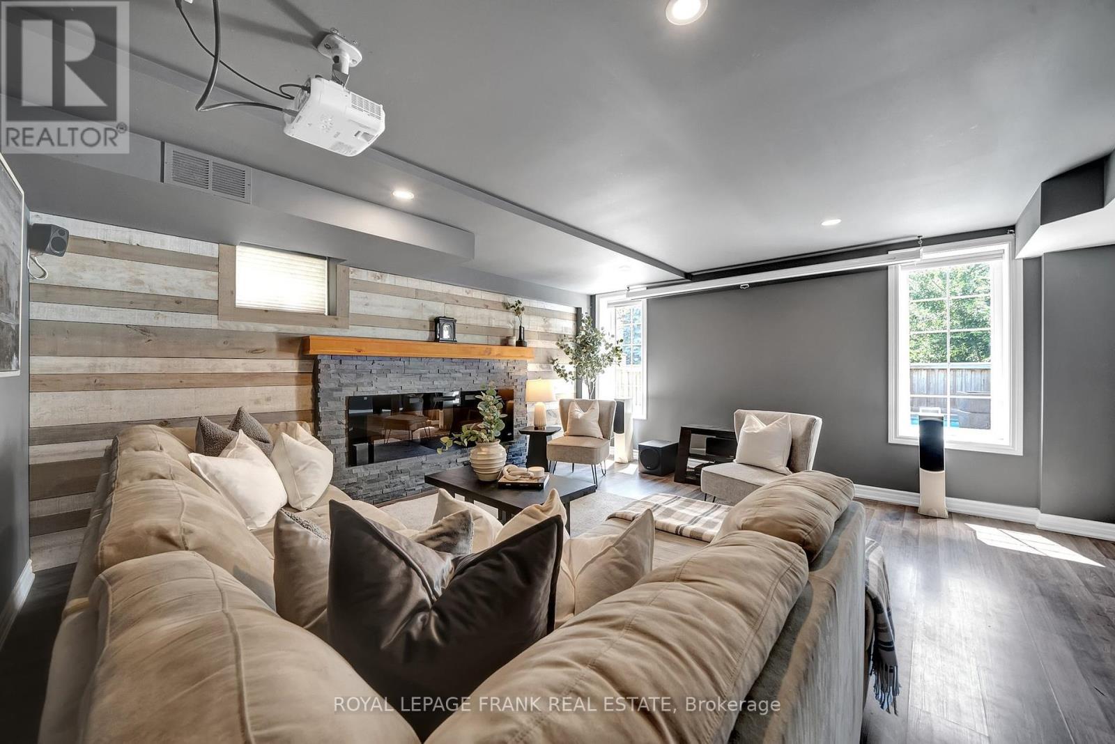 












18 LAMPORT COURT

,
Whitby (Brooklin),




Ontario
L1M0B1

