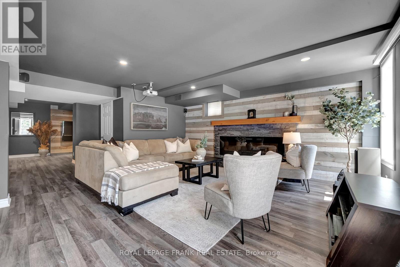 












18 LAMPORT COURT

,
Whitby (Brooklin),




Ontario
L1M0B1

