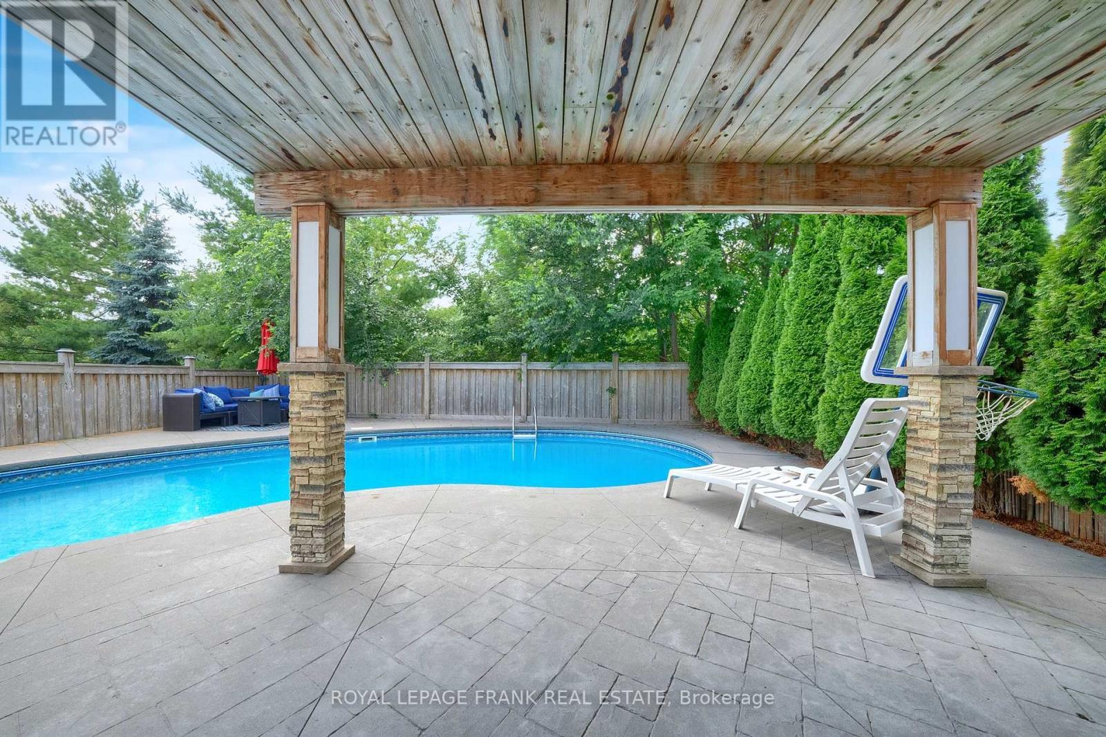 












18 LAMPORT COURT

,
Whitby (Brooklin),




Ontario
L1M0B1

