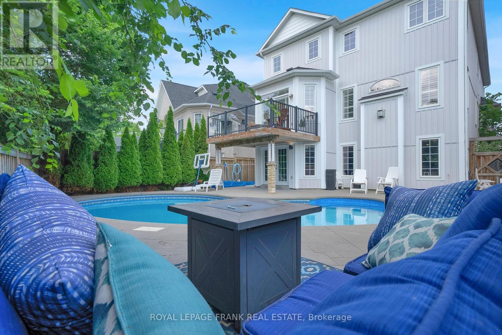 












18 LAMPORT COURT

,
Whitby (Brooklin),




Ontario
L1M0B1

