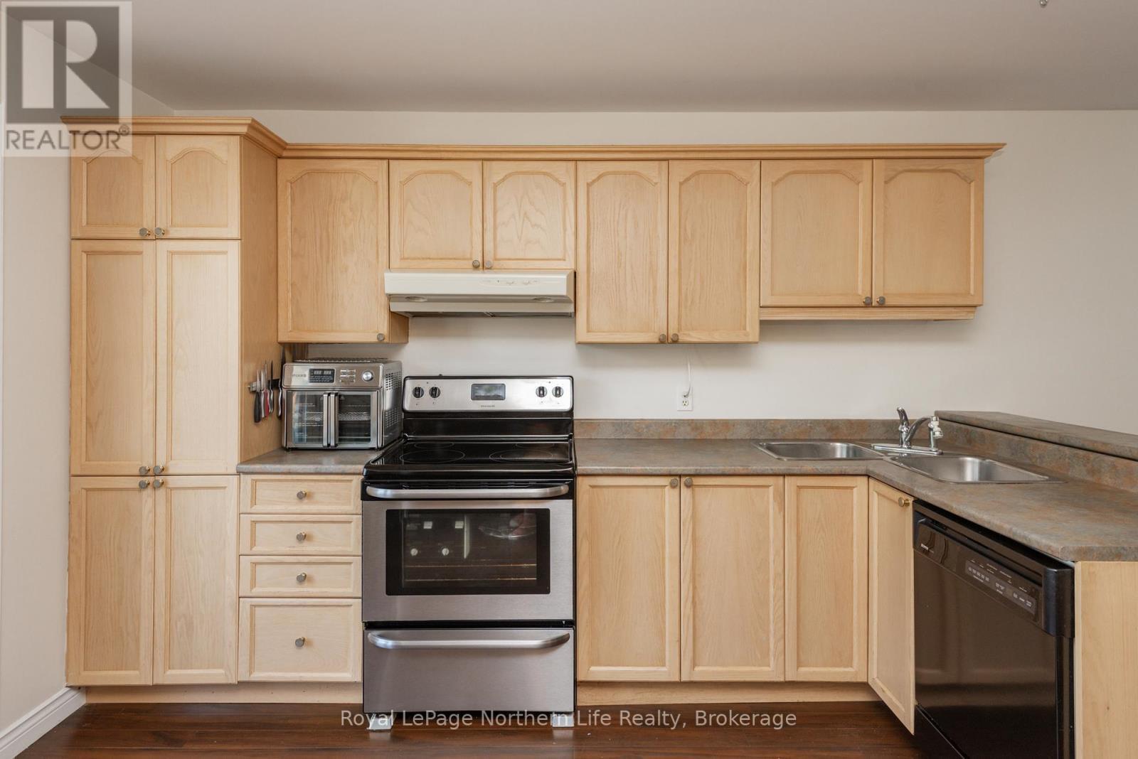 












28 MARIAH STREET

,
North Bay (Ferris),




Ontario
P1A4L9

