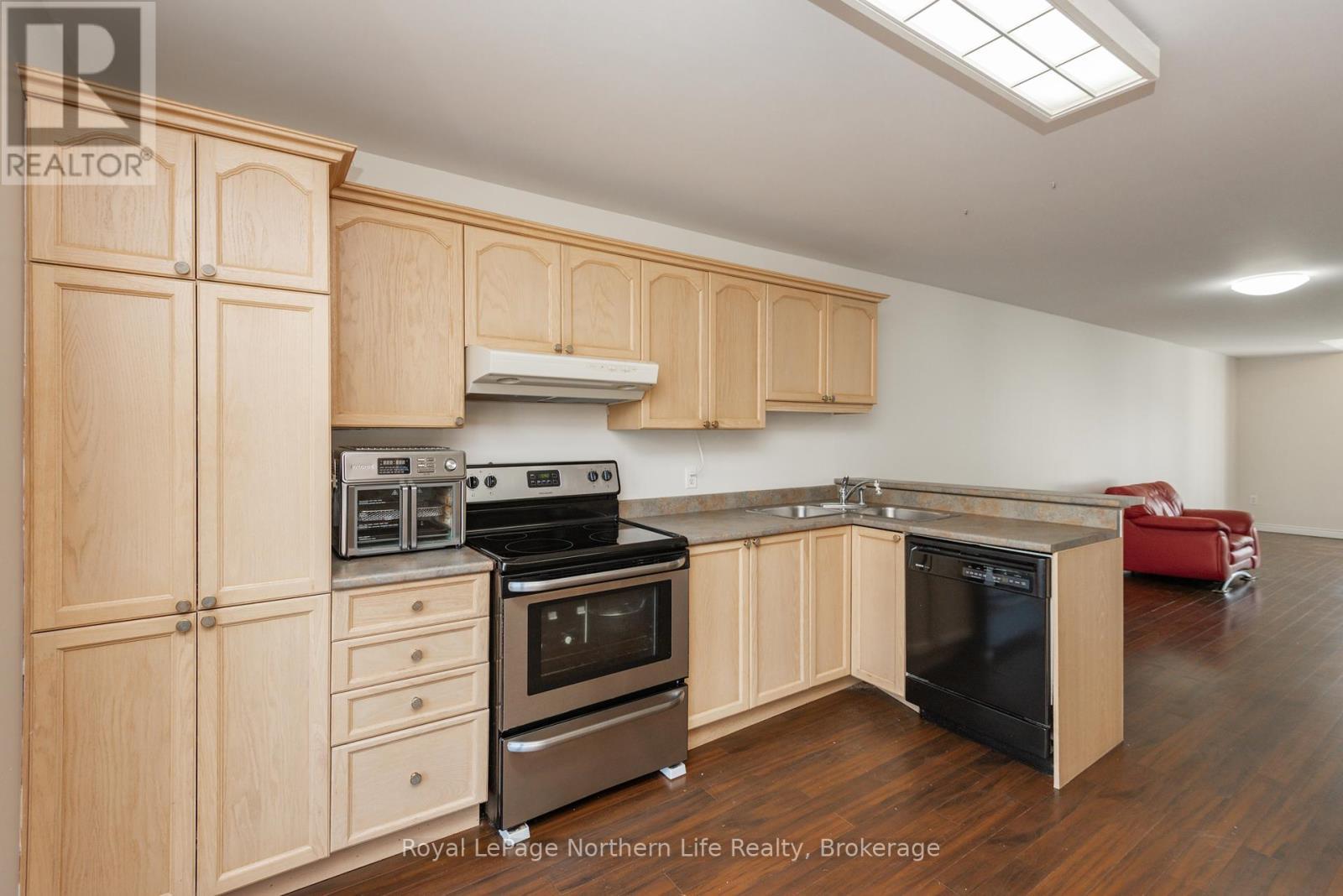












28 MARIAH STREET

,
North Bay (Ferris),




Ontario
P1A4L9


