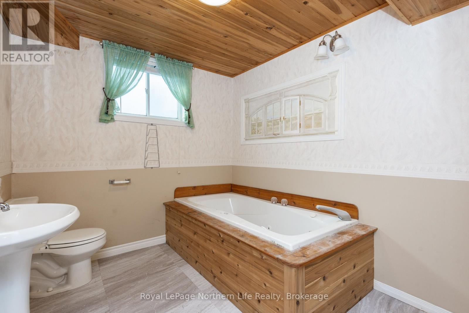 












28 MARIAH STREET

,
North Bay (Ferris),




Ontario
P1A4L9

