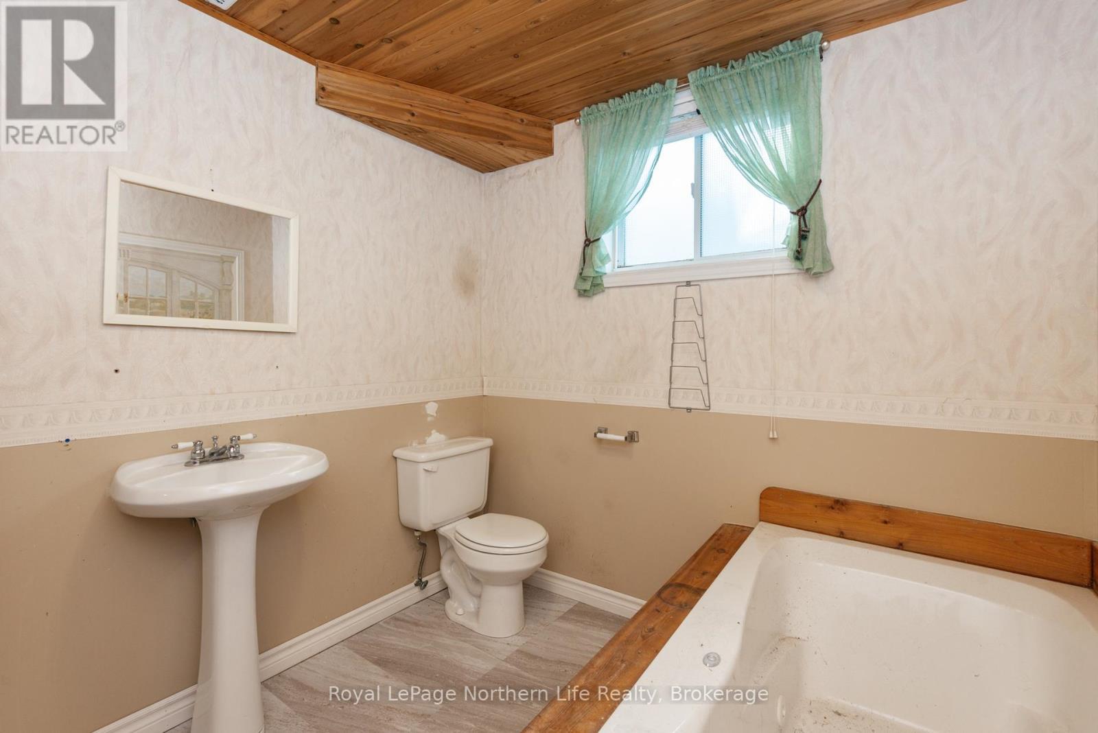 












28 MARIAH STREET

,
North Bay (Ferris),




Ontario
P1A4L9

