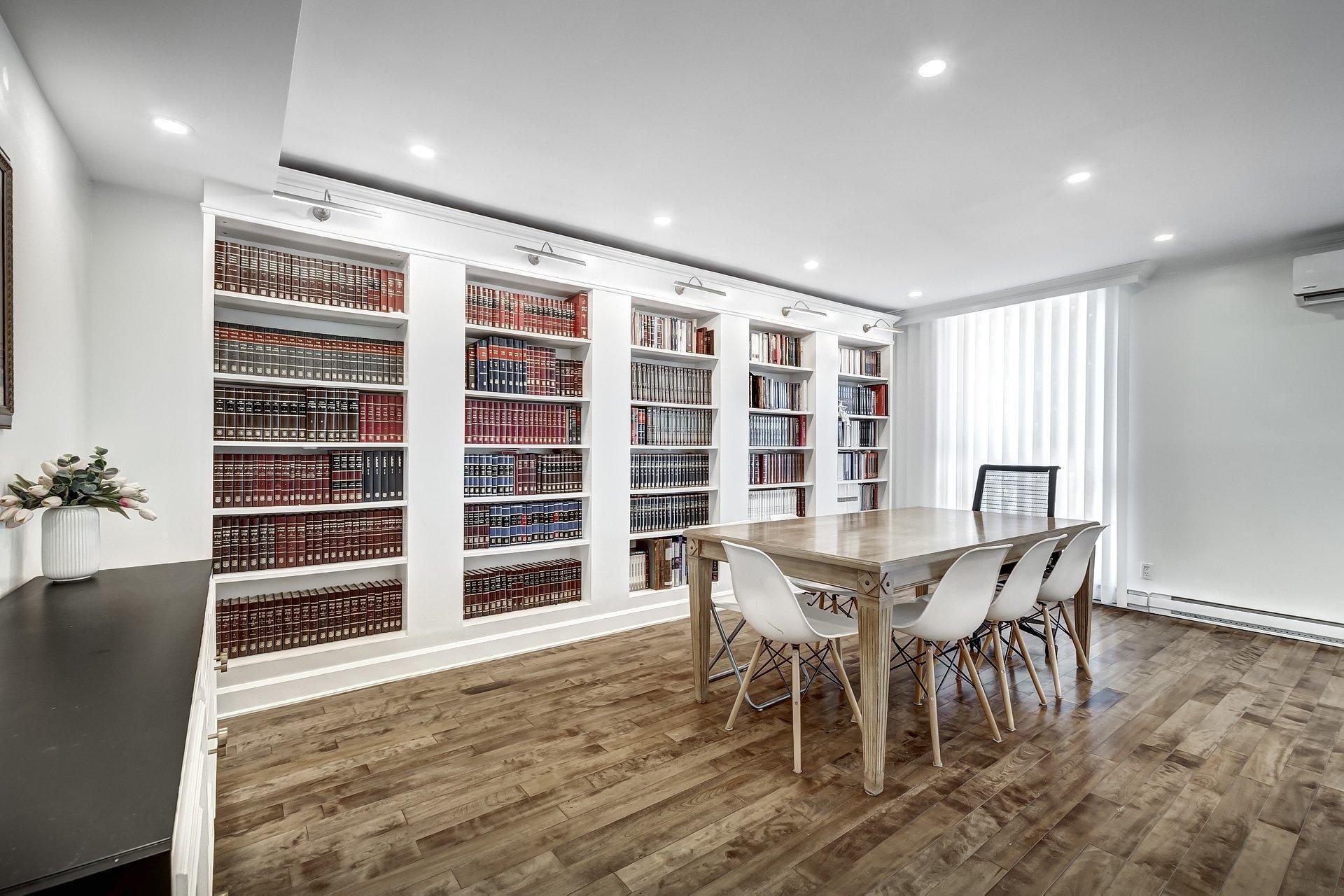 









5601


Ch. Merrimac

,
Côte-Saint-Luc,




QC
H4W1S5

