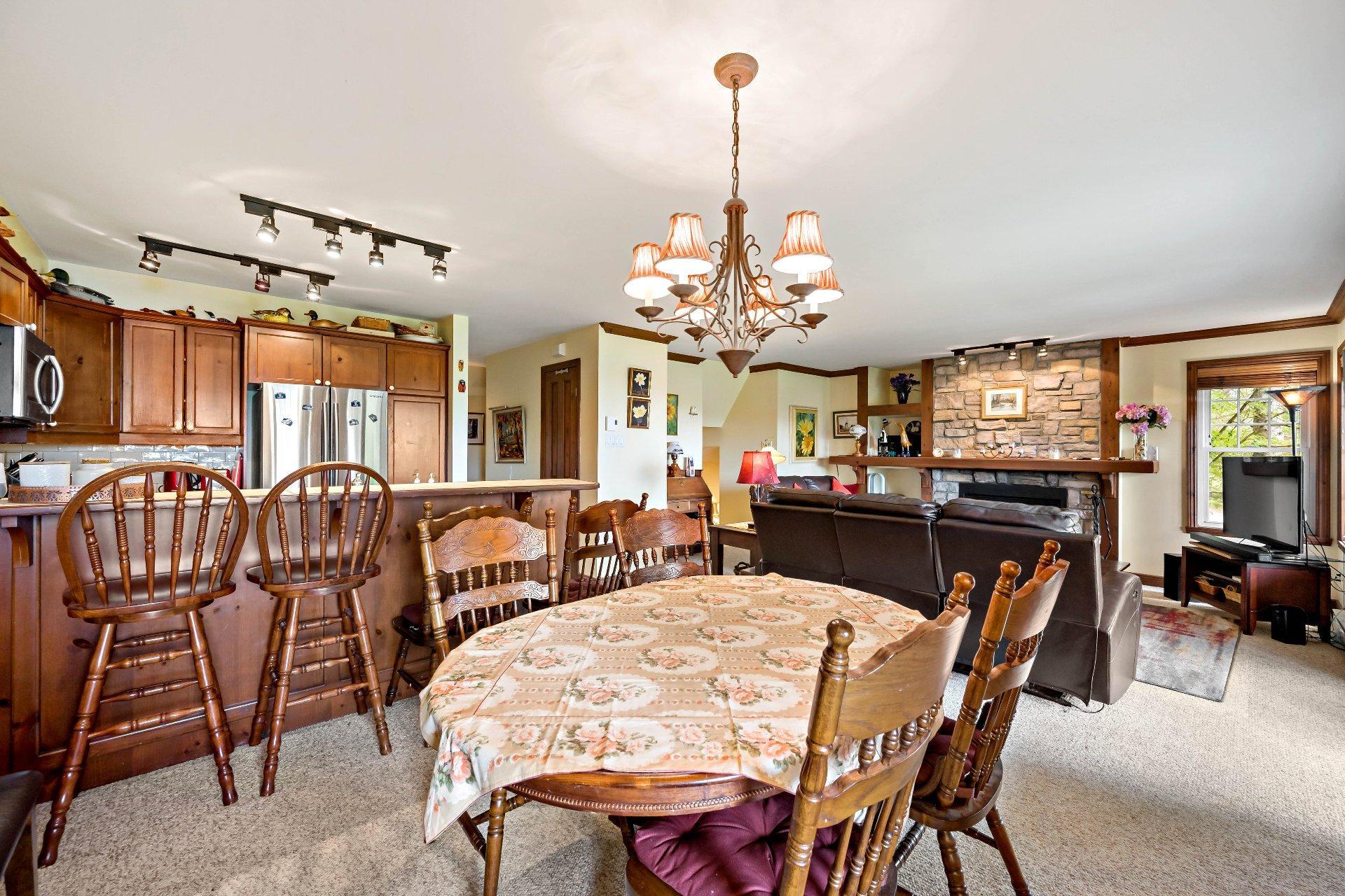 









156


Rue du Mont-Plaisant

, 1,
Mont-Tremblant,




QC
J8E1L2

