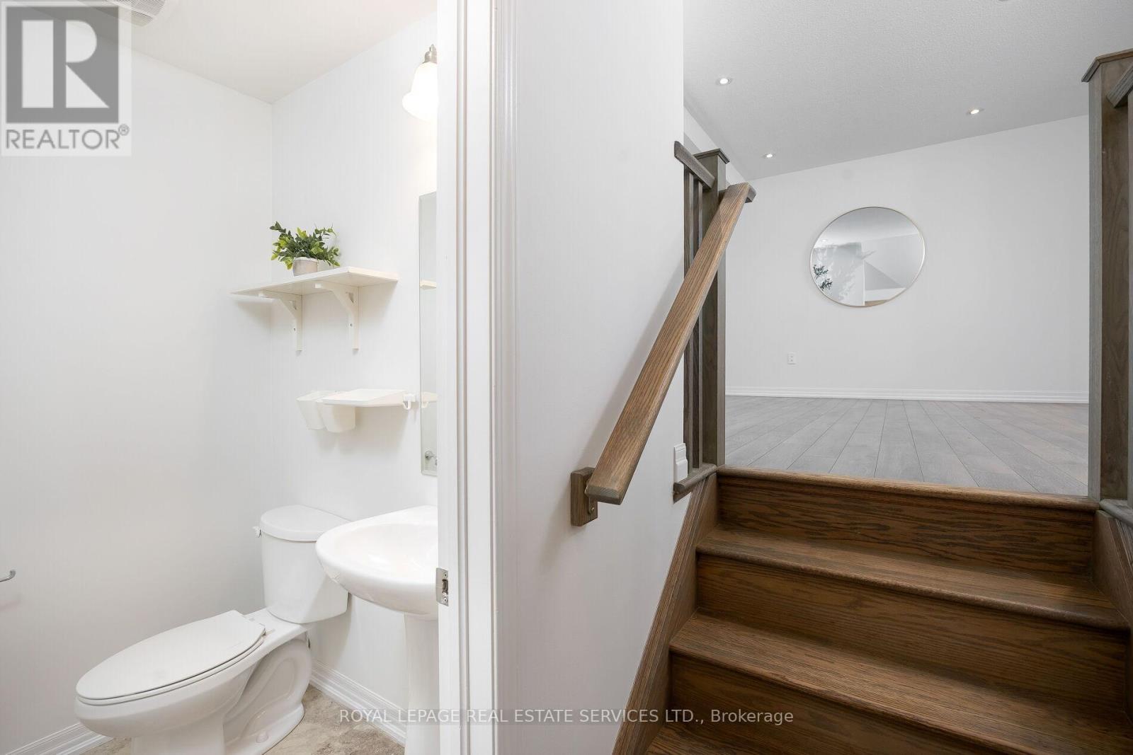 












242 BETSY DRIVE

,
Oakville,




Ontario
L6M0V3

