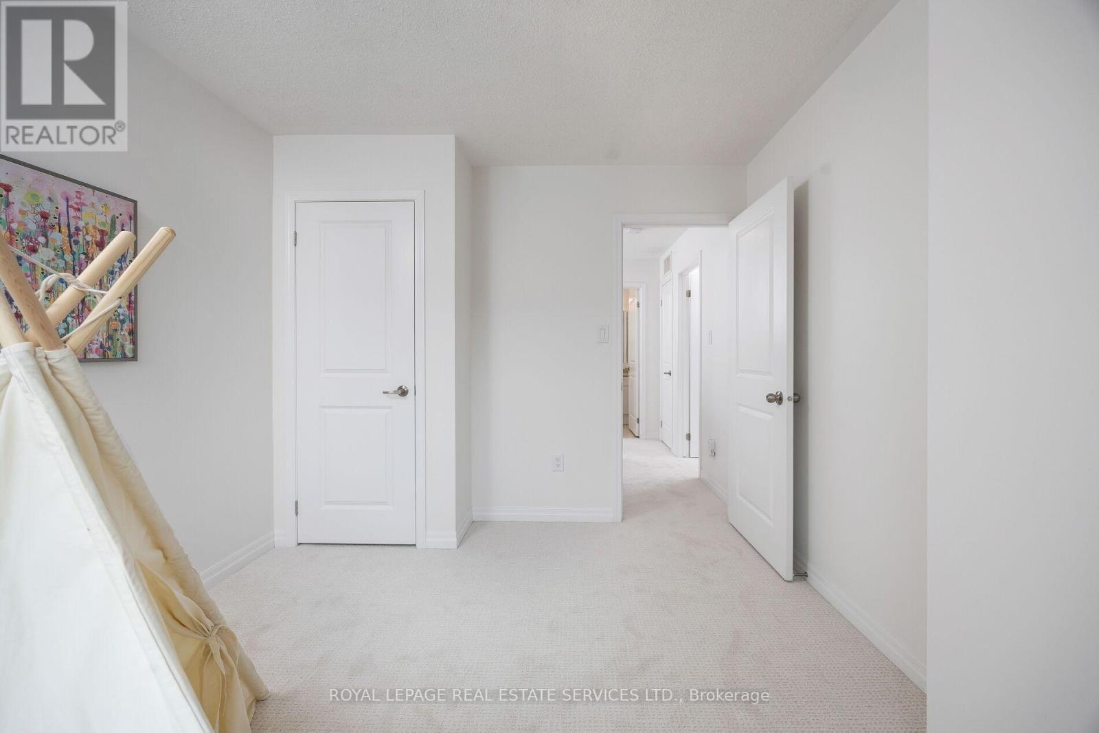 












242 BETSY DRIVE

,
Oakville,




Ontario
L6M0V3

