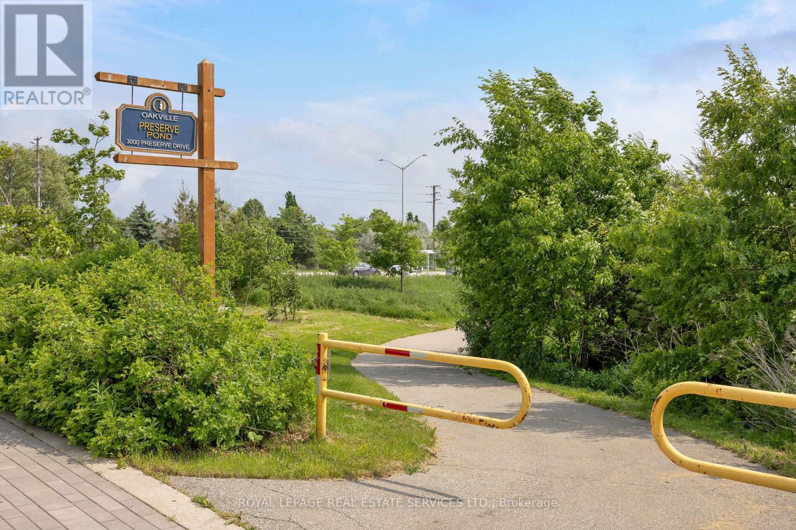 












242 BETSY DRIVE

,
Oakville,




Ontario
L6M0V3

