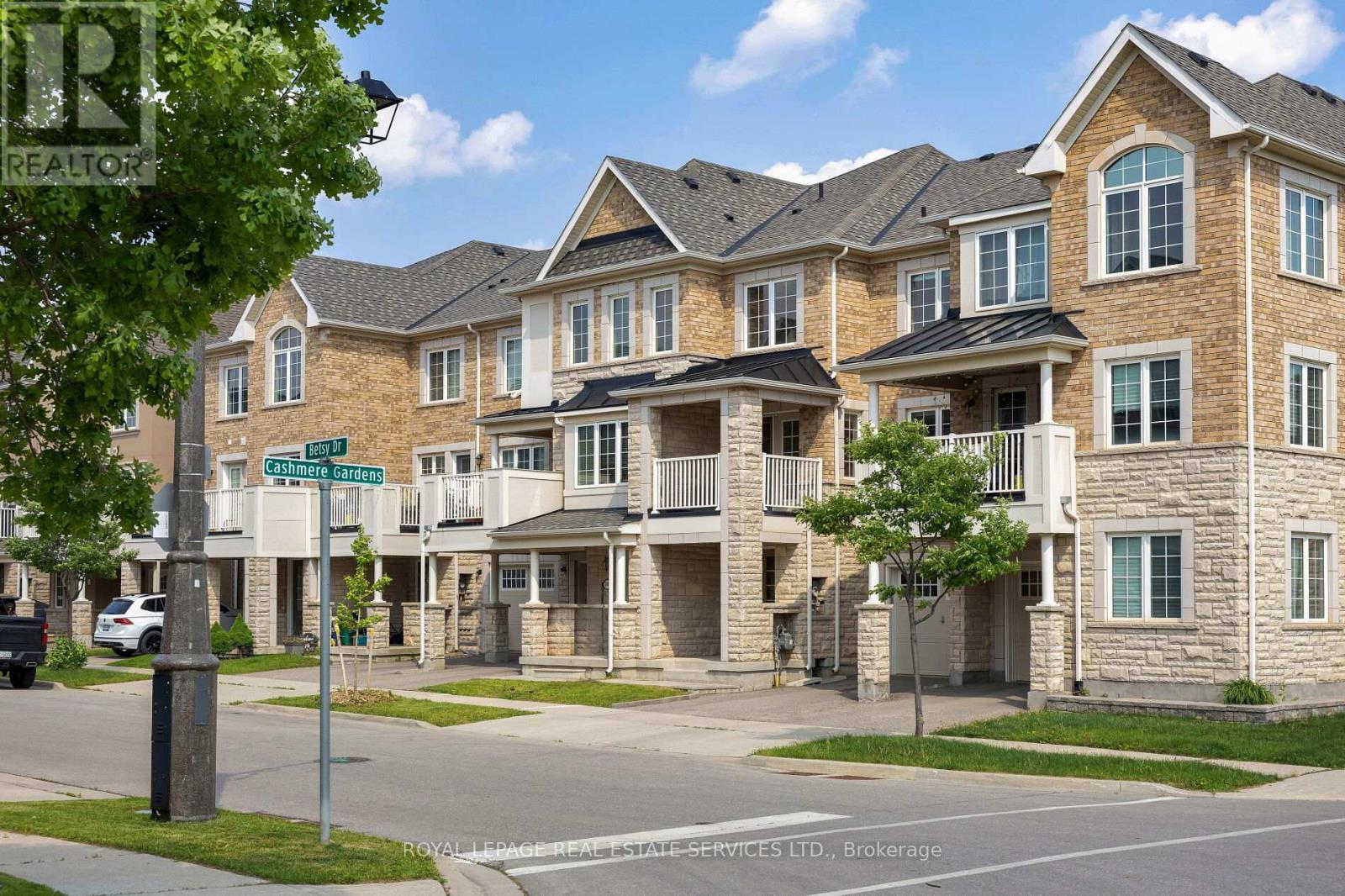 












242 BETSY DRIVE

,
Oakville,




Ontario
L6M0V3

