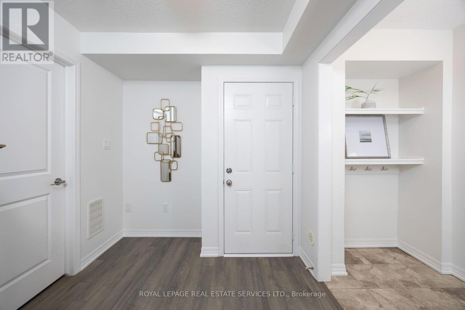 












242 BETSY DRIVE

,
Oakville,




Ontario
L6M0V3

