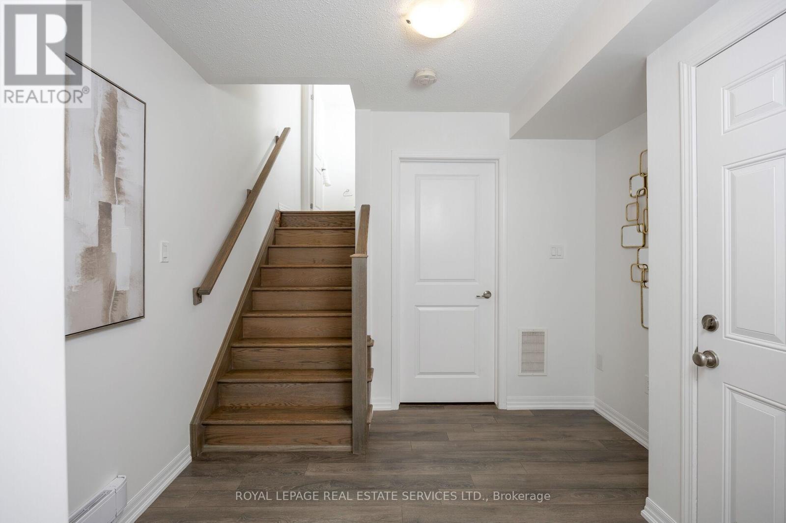 












242 BETSY DRIVE

,
Oakville,




Ontario
L6M0V3

