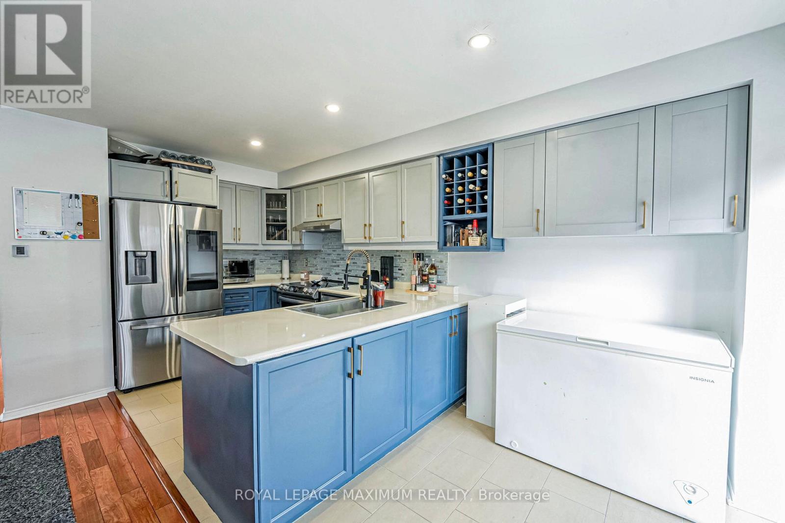 












21 PIONEER AVENUE

,
Toronto,




Ontario
M6M5H8

