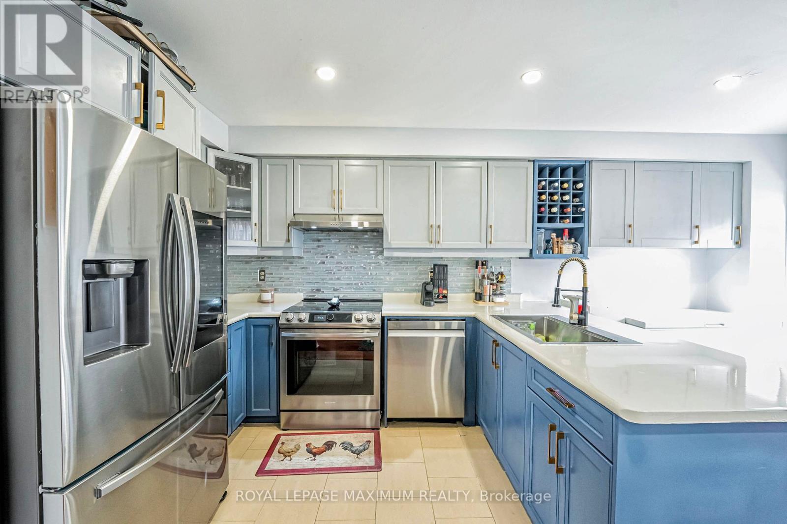 












21 PIONEER AVENUE

,
Toronto,




Ontario
M6M5H8

