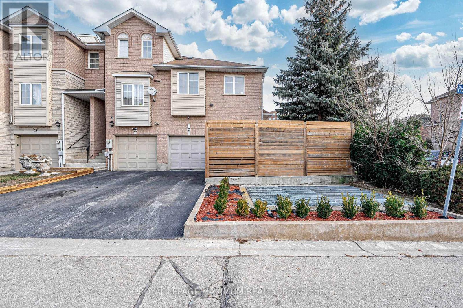 












21 PIONEER AVENUE

,
Toronto,




Ontario
M6M5H8

