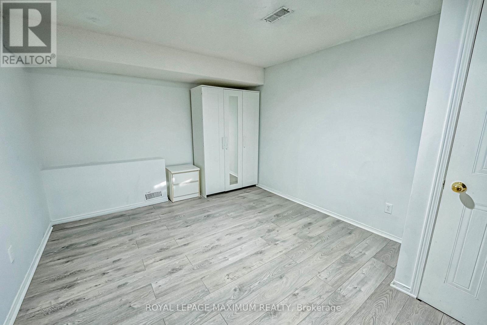 












21 PIONEER AVENUE

,
Toronto,




Ontario
M6M5H8

