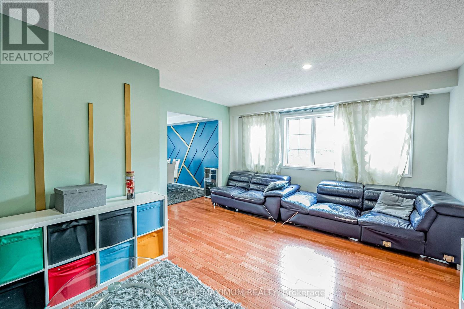 












21 PIONEER AVENUE

,
Toronto,




Ontario
M6M5H8

