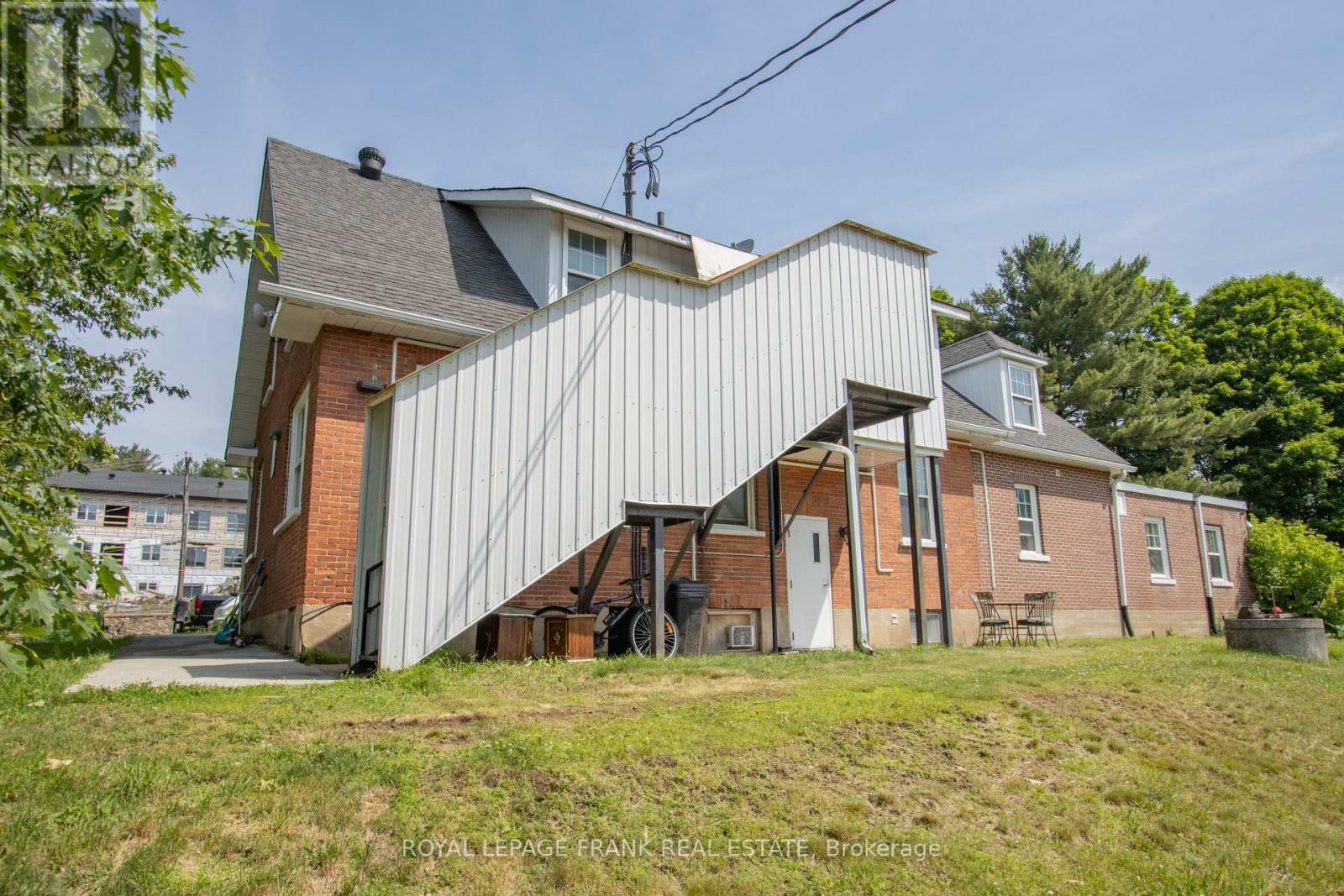 












33 FLINT AVENUE

,
Bancroft (Bancroft Ward),




Ontario
K0L1C0

