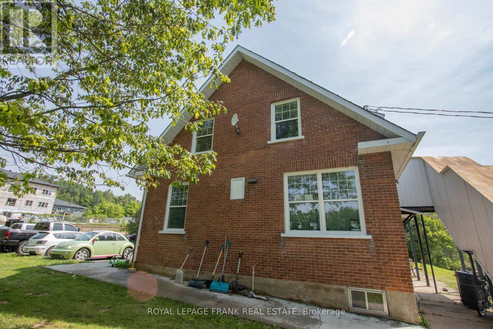 












33 FLINT AVENUE

,
Bancroft (Bancroft Ward),




Ontario
K0L1C0

