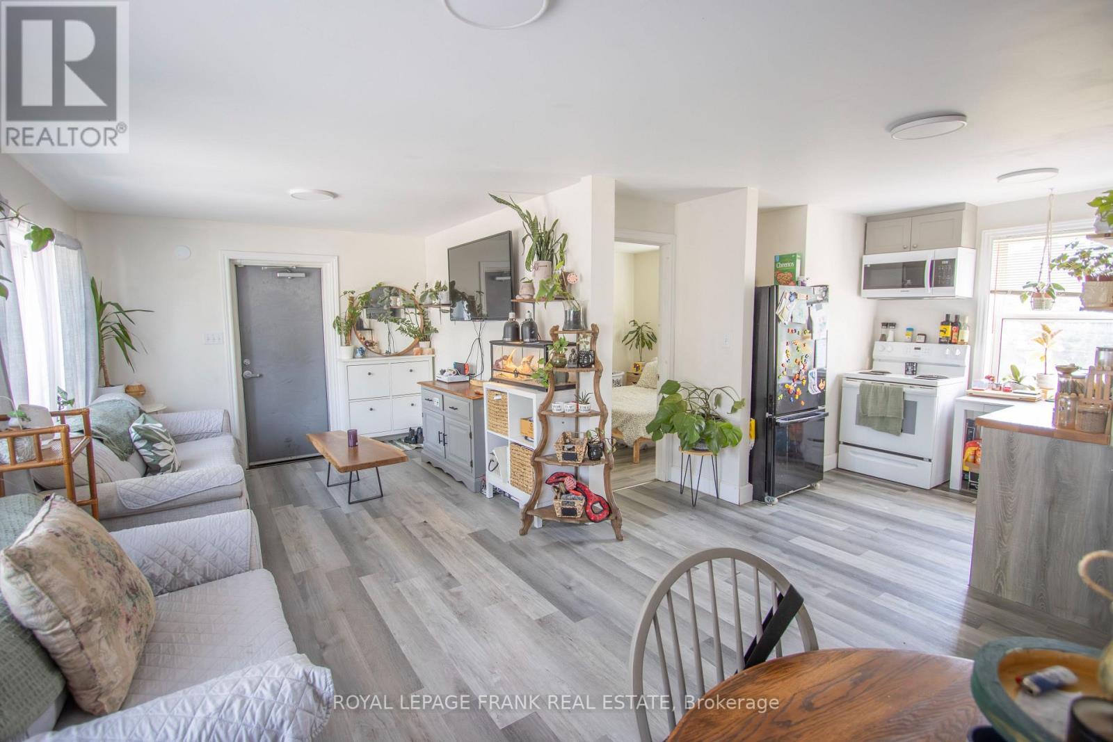 












33 FLINT AVENUE

,
Bancroft (Bancroft Ward),




Ontario
K0L1C0

