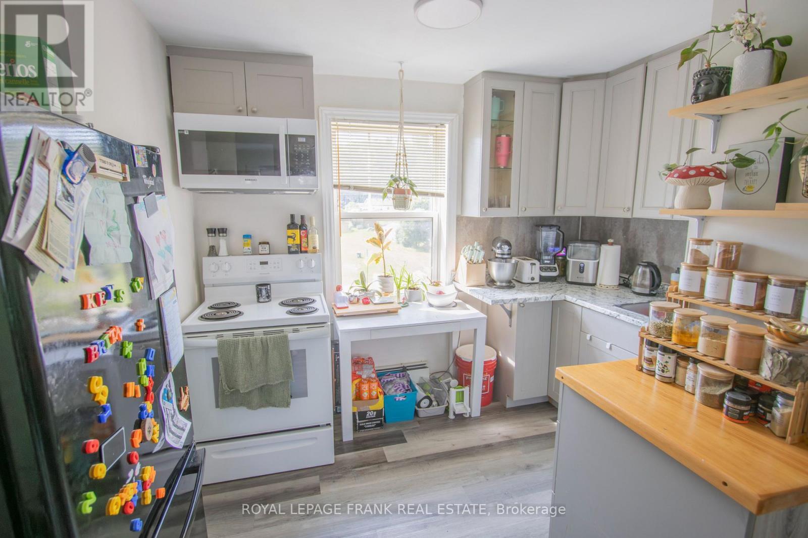 












33 FLINT AVENUE

,
Bancroft (Bancroft Ward),




Ontario
K0L1C0

