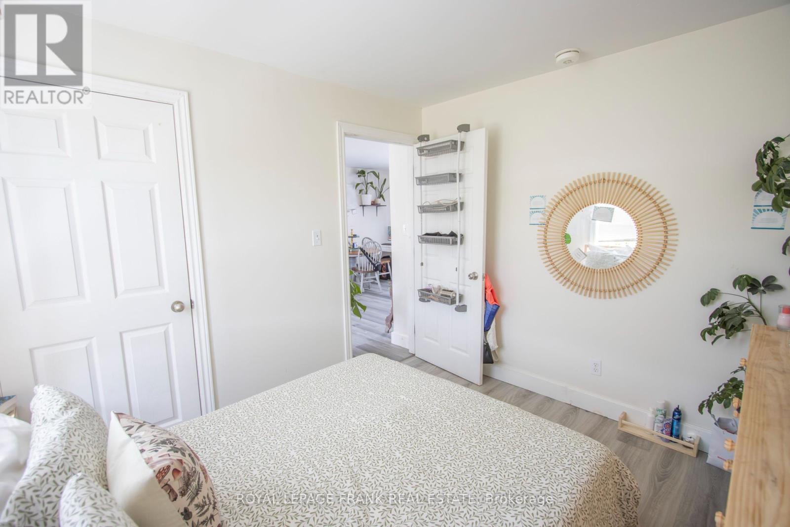












33 FLINT AVENUE

,
Bancroft (Bancroft Ward),




Ontario
K0L1C0

