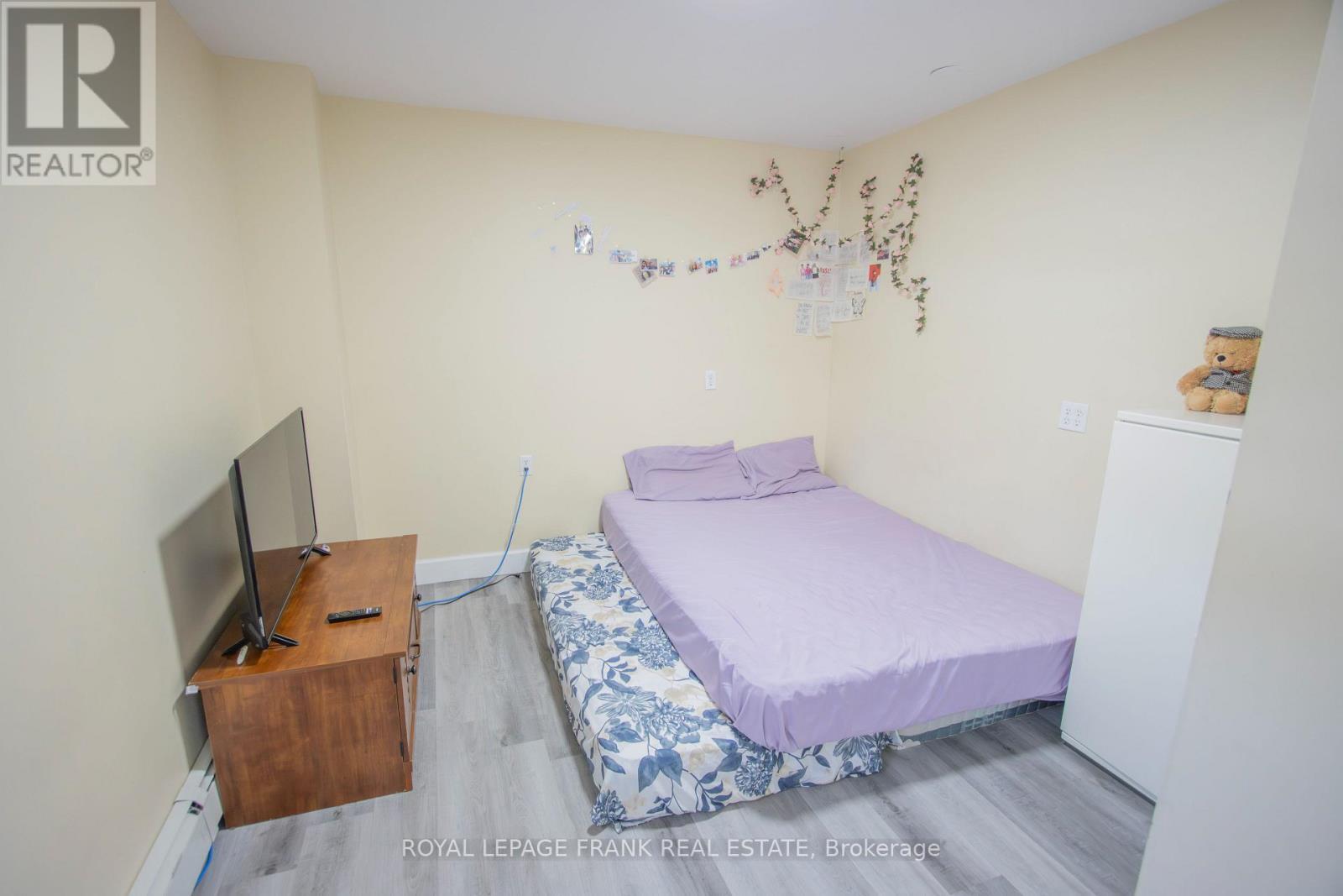 












33 FLINT AVENUE

,
Bancroft (Bancroft Ward),




Ontario
K0L1C0

