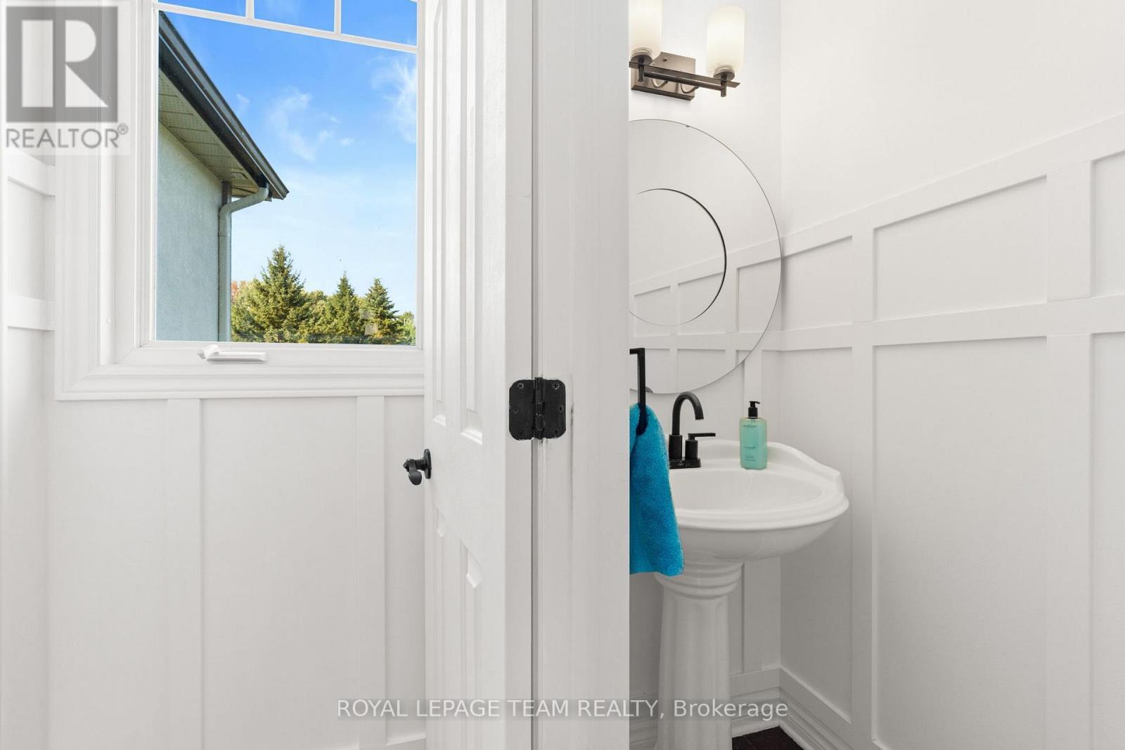 












112 LADY LOCHEAD LANE

,
Ottawa,




Ontario
K0A1L0

