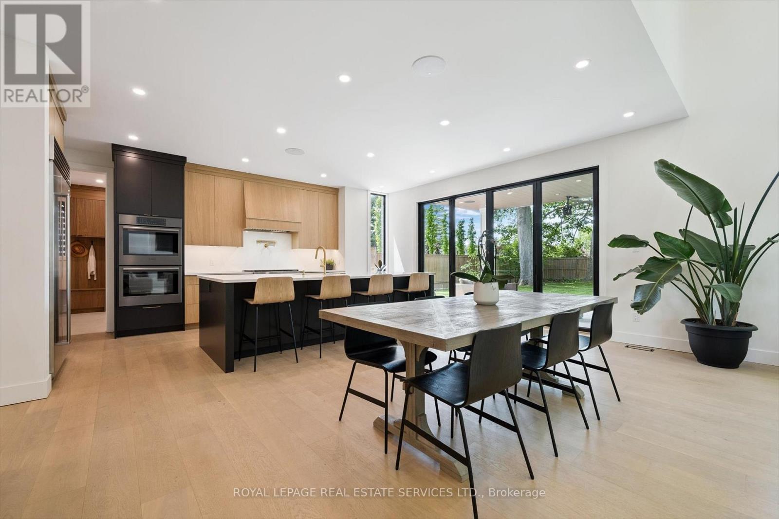 












515 PINELAND AVENUE

,
Oakville,




Ontario
L6K1Z9

