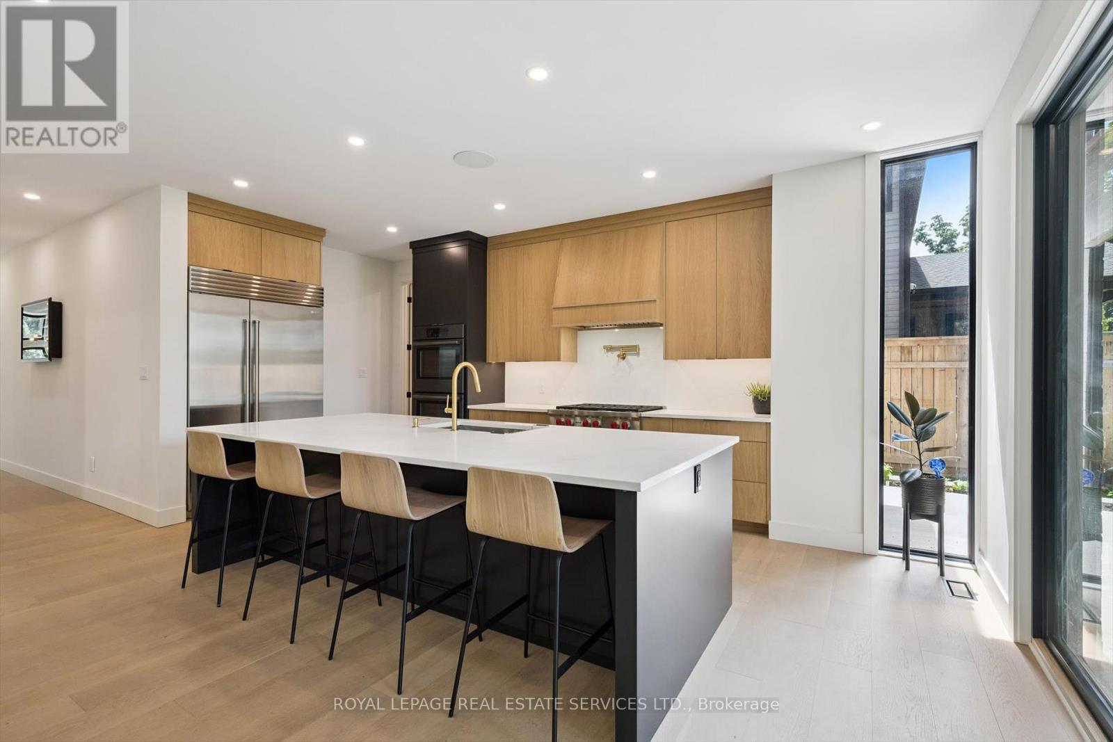 












515 PINELAND AVENUE

,
Oakville,




Ontario
L6K1Z9

