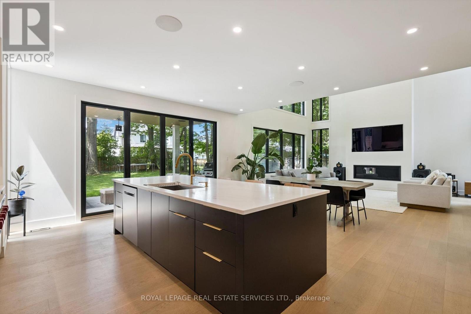 












515 PINELAND AVENUE

,
Oakville,




Ontario
L6K1Z9

