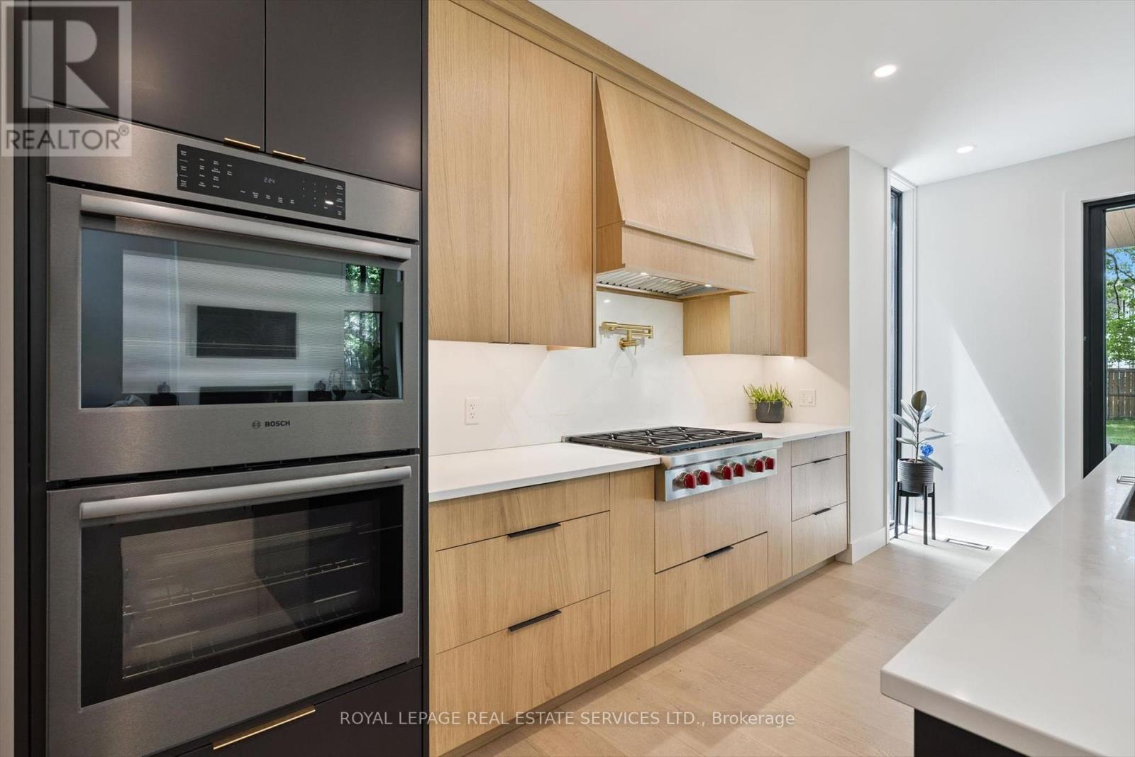 












515 PINELAND AVENUE

,
Oakville,




Ontario
L6K1Z9

