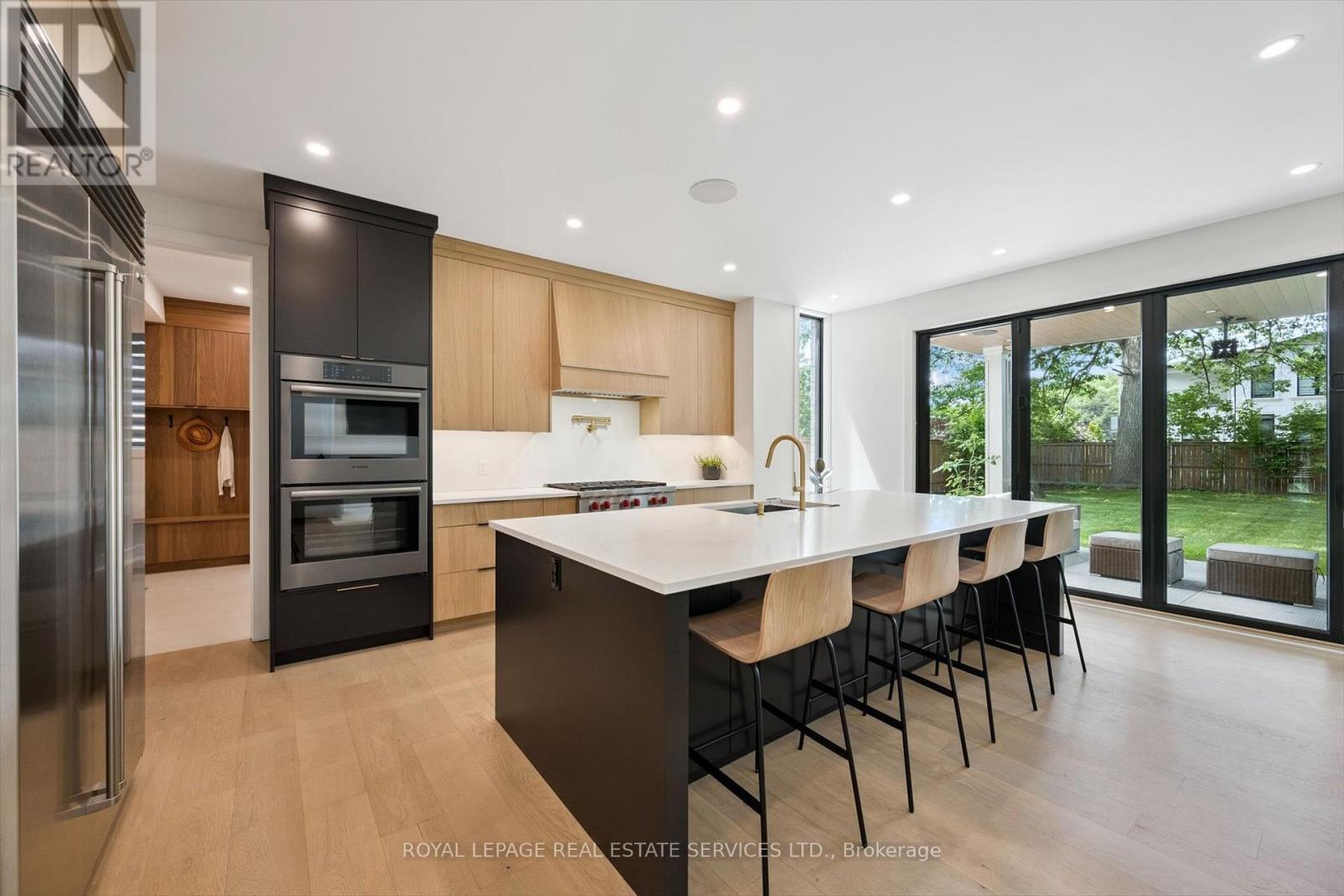 












515 PINELAND AVENUE

,
Oakville,




Ontario
L6K1Z9

