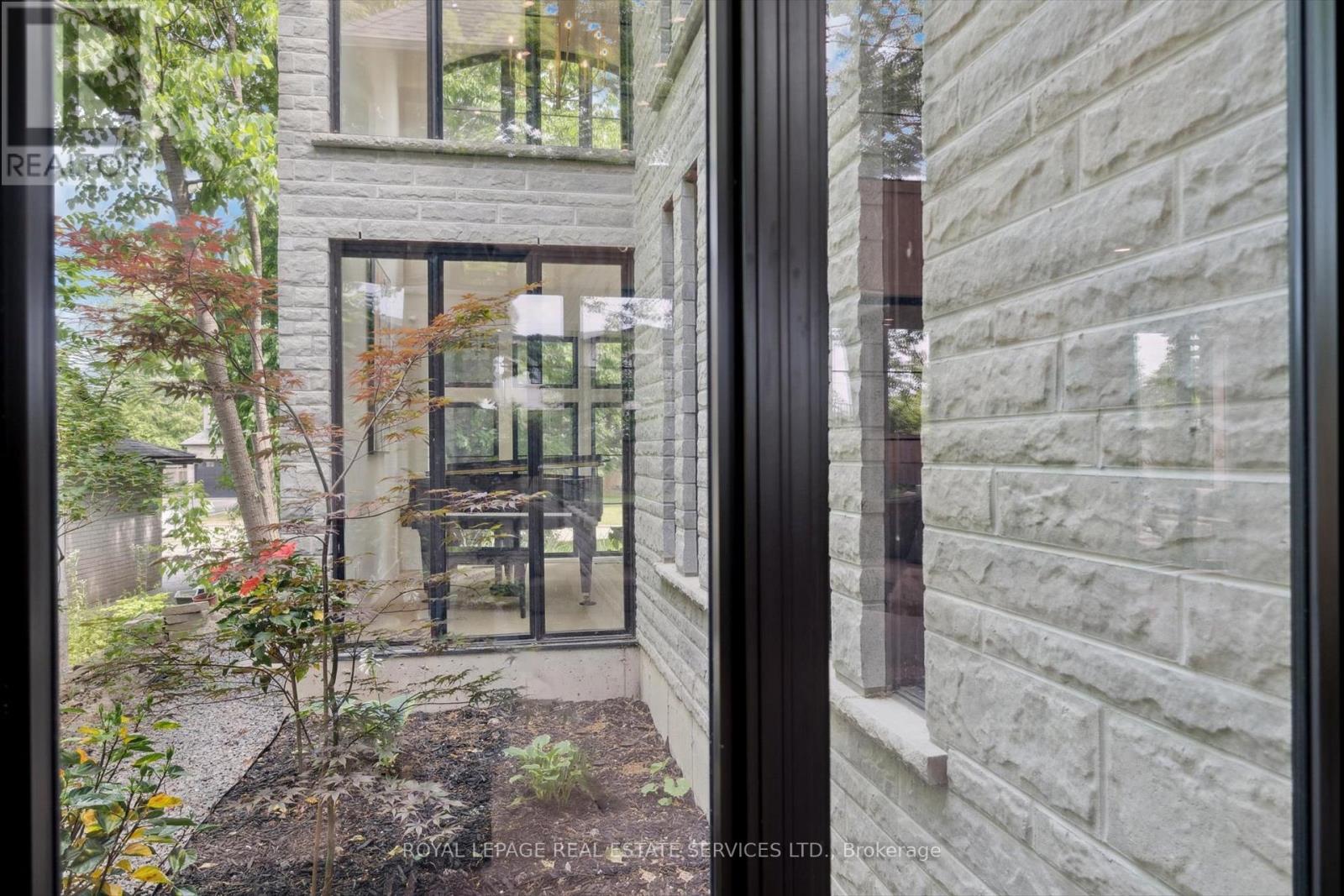 












515 PINELAND AVENUE

,
Oakville,




Ontario
L6K1Z9


