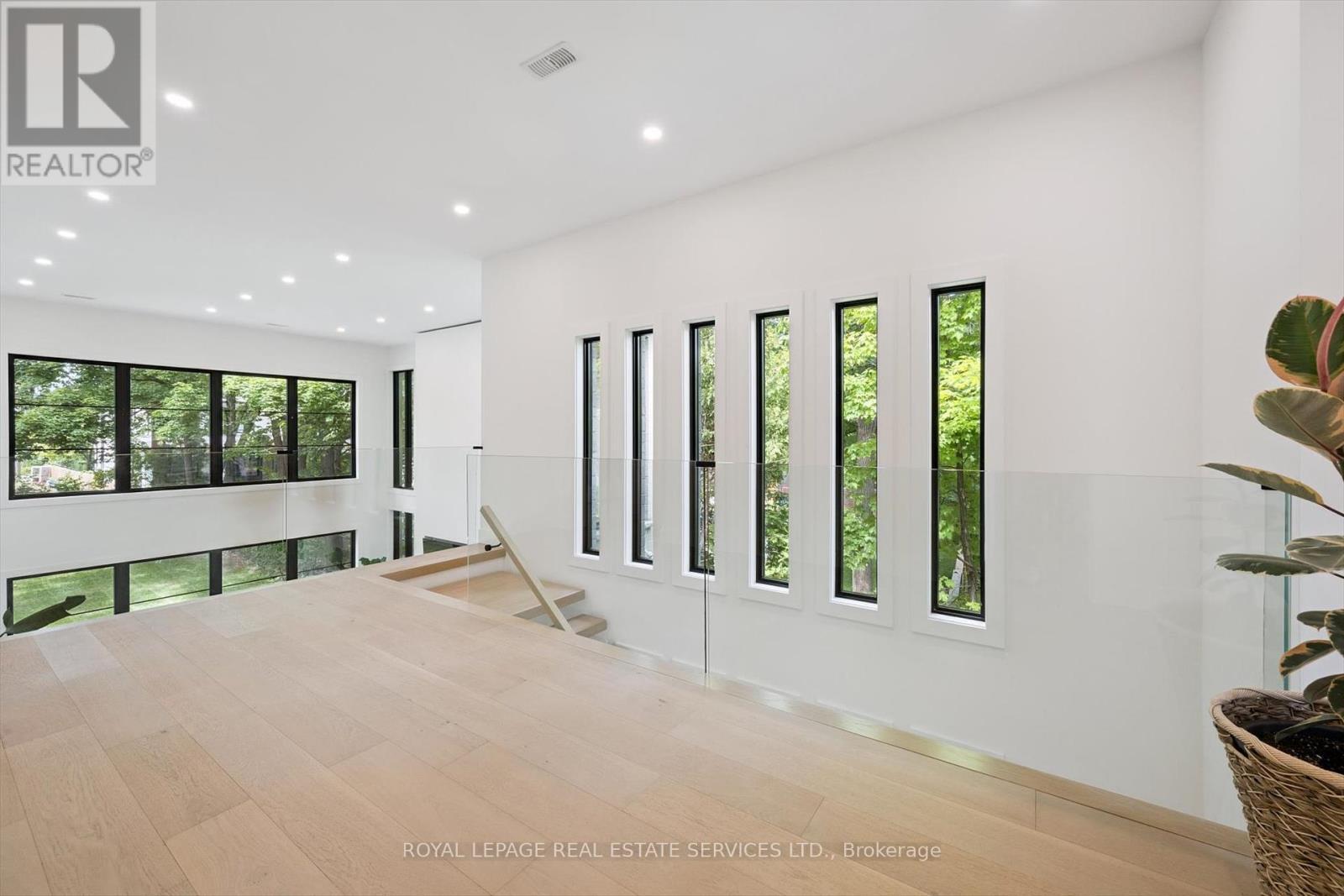 












515 PINELAND AVENUE

,
Oakville,




Ontario
L6K1Z9

