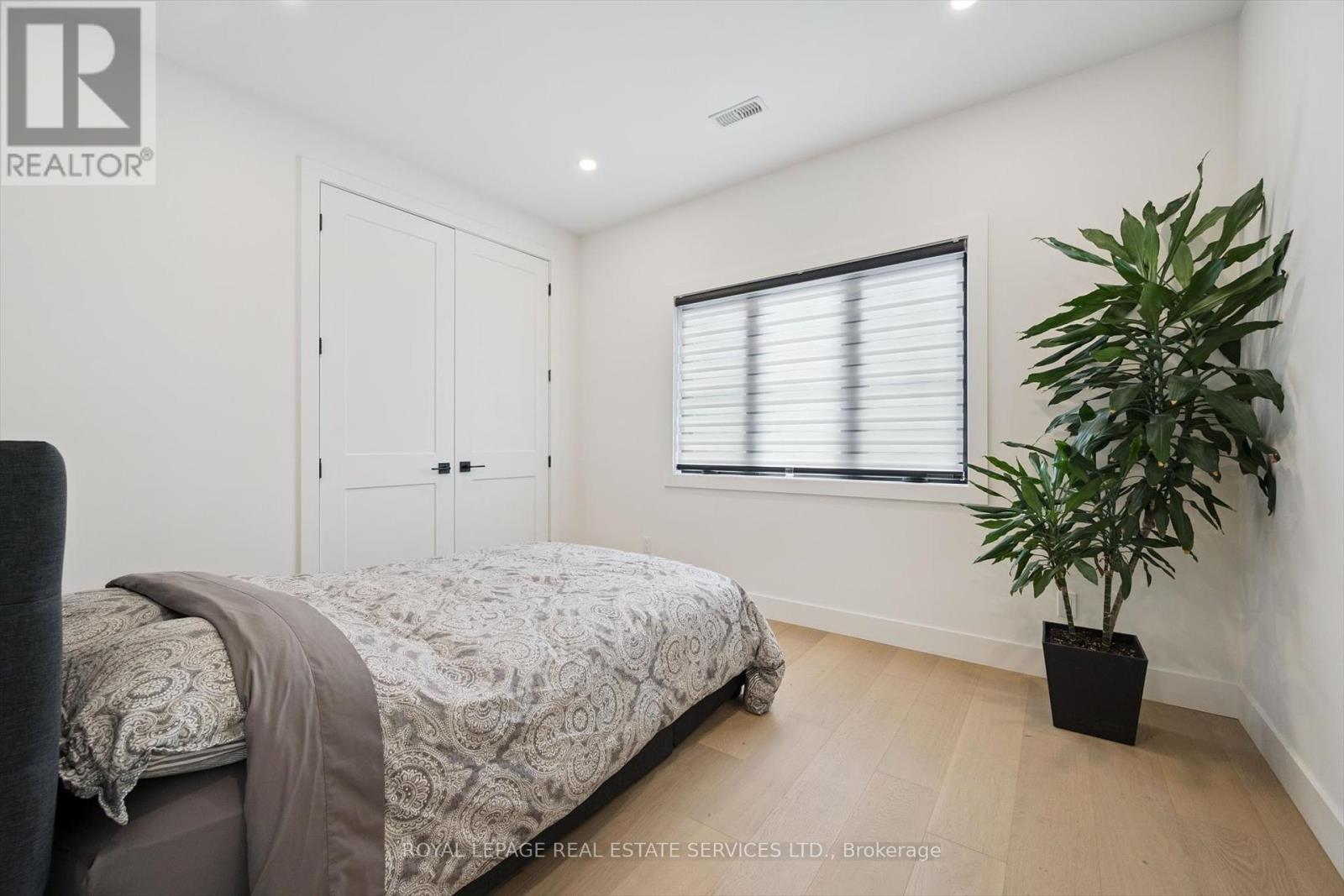 












515 PINELAND AVENUE

,
Oakville,




Ontario
L6K1Z9

