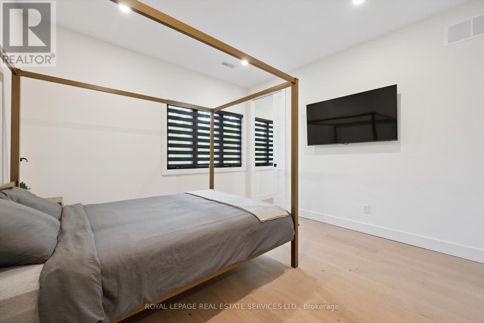 












515 PINELAND AVENUE

,
Oakville,




Ontario
L6K1Z9

