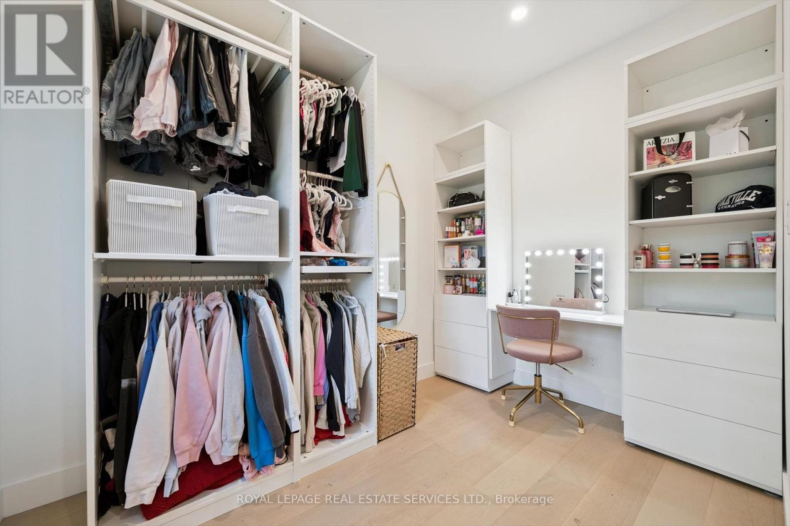 












515 PINELAND AVENUE

,
Oakville,




Ontario
L6K1Z9


