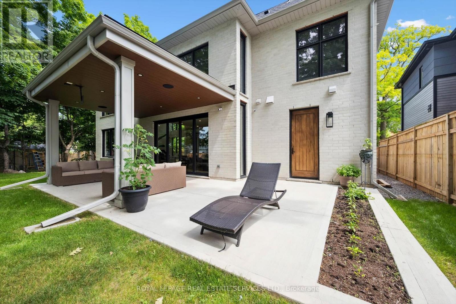 












515 PINELAND AVENUE

,
Oakville,




Ontario
L6K1Z9


