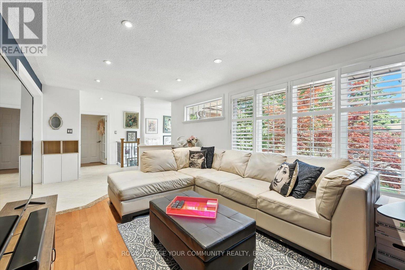 












19 WELLER CRESCENT

,
Vaughan,




Ontario
L6A1E5

