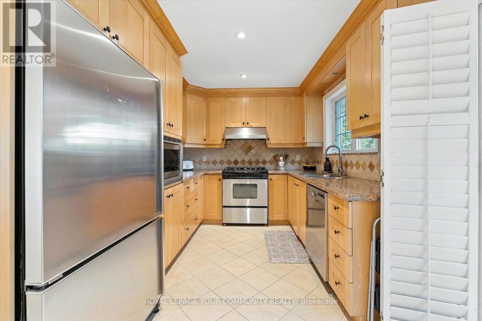 












19 WELLER CRESCENT

,
Vaughan,




Ontario
L6A1E5

