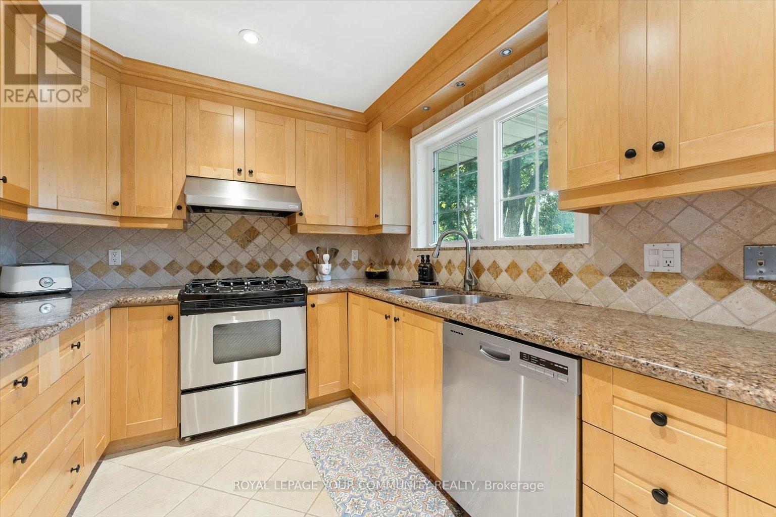 












19 WELLER CRESCENT

,
Vaughan,




Ontario
L6A1E5

