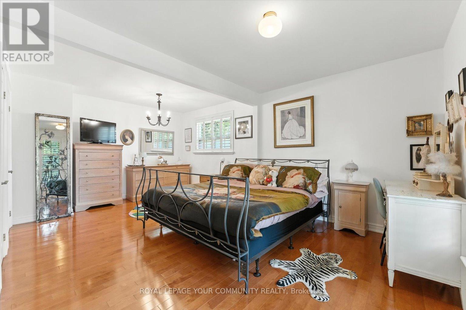 












19 WELLER CRESCENT

,
Vaughan,




Ontario
L6A1E5

