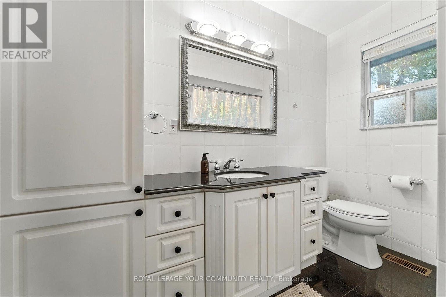 












19 WELLER CRESCENT

,
Vaughan,




Ontario
L6A1E5

