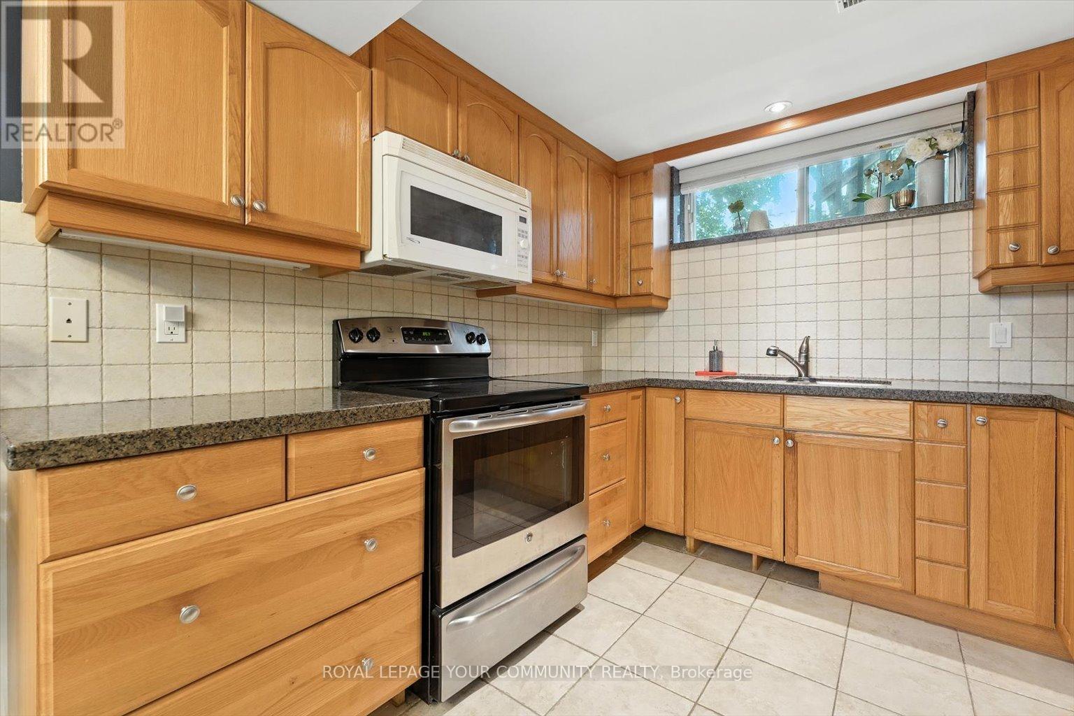 












19 WELLER CRESCENT

,
Vaughan,




Ontario
L6A1E5

