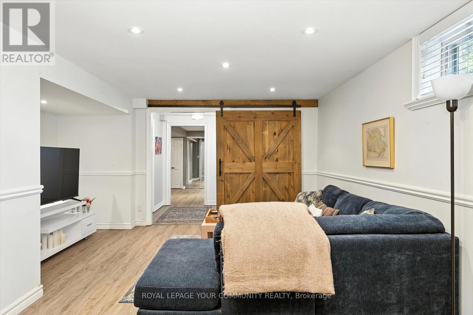 












19 WELLER CRESCENT

,
Vaughan,




Ontario
L6A1E5

