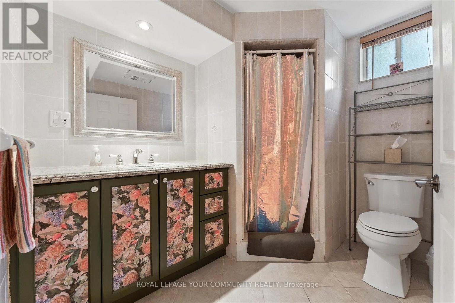 












19 WELLER CRESCENT

,
Vaughan,




Ontario
L6A1E5

